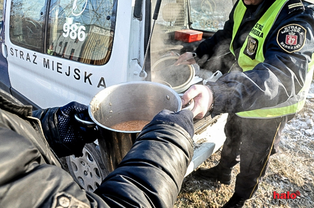 Straż miejska rozwozi posiłki bezdomnym na Ursynowie