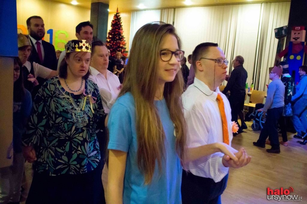 Polonez, wodzirej i doskonała zabawa! Bal dla niepełnosprawnych w ratuszu FOTO