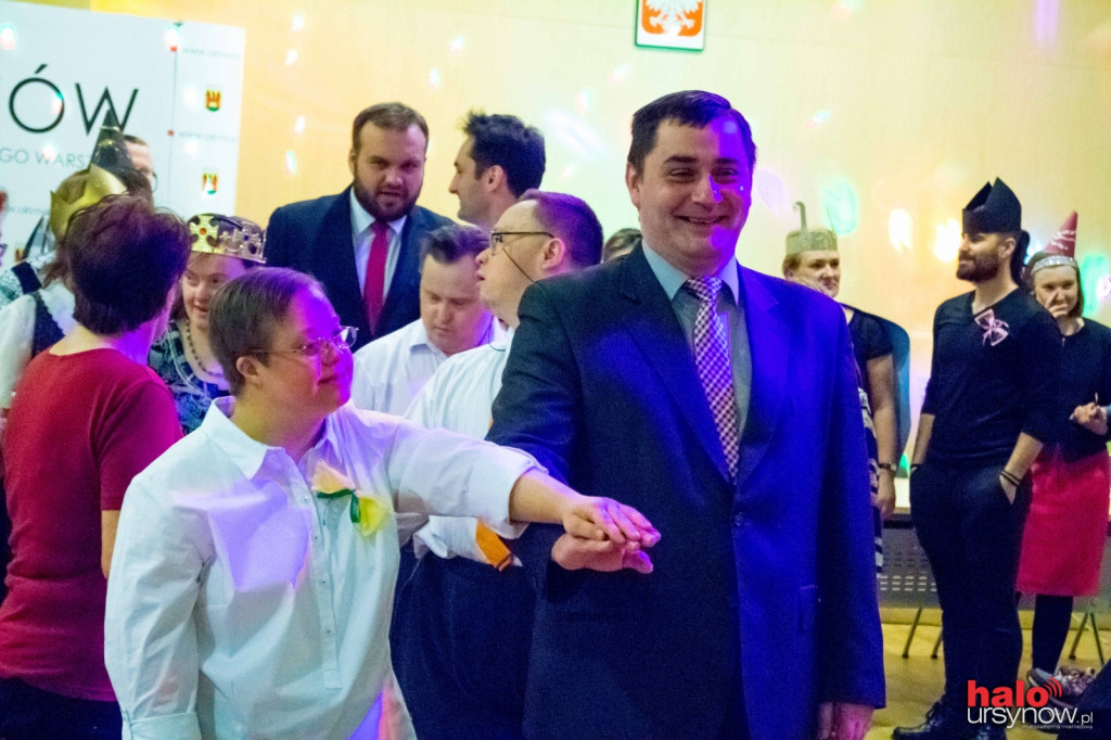 Polonez, wodzirej i doskonała zabawa! Bal dla niepełnosprawnych w ratuszu FOTO