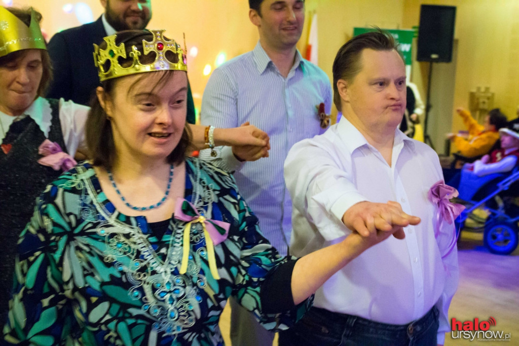 Polonez, wodzirej i doskonała zabawa! Bal dla niepełnosprawnych w ratuszu FOTO