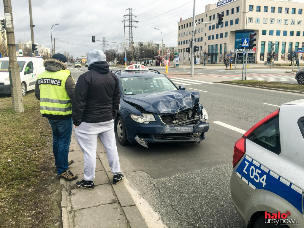 Policyjny radiowóz jedzie na sygnale i nagle... bum! FOTO