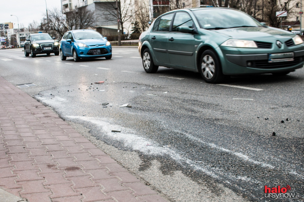 Kolizja na Herbsta. Motocykl wylądował na słupie FOTO