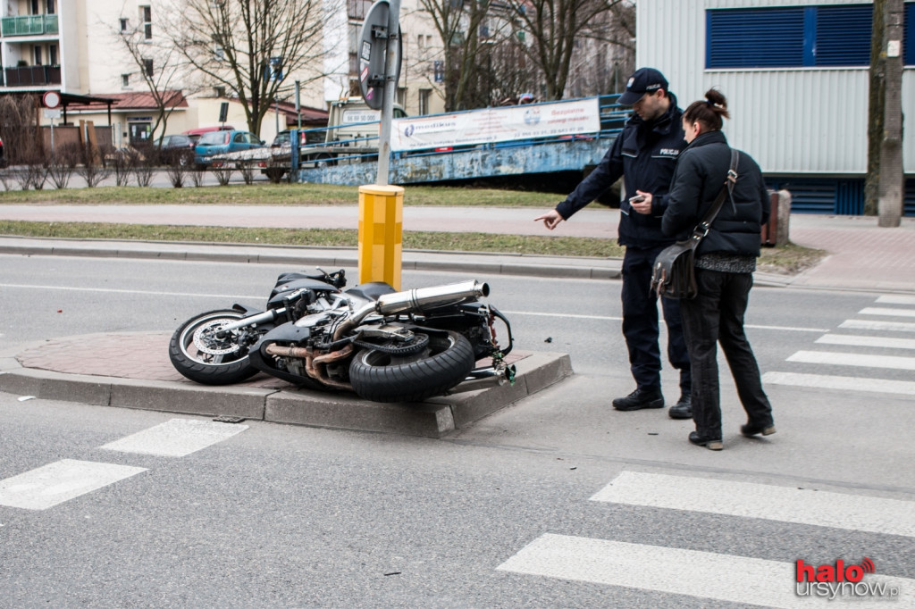 Kolizja na Herbsta. Motocykl wylądował na słupie FOTO