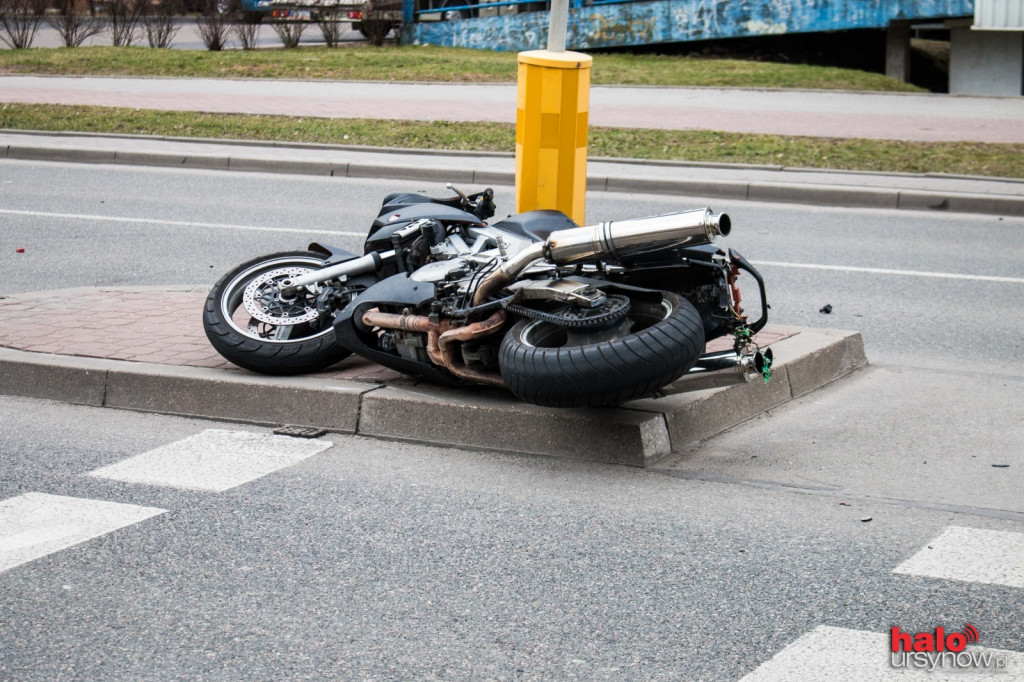Kolizja na Herbsta. Motocykl wylądował na słupie FOTO