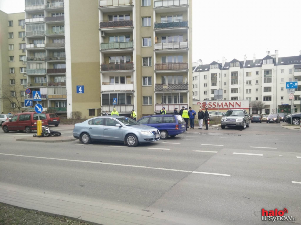 Kolizja na Herbsta. Motocykl wylądował na słupie FOTO