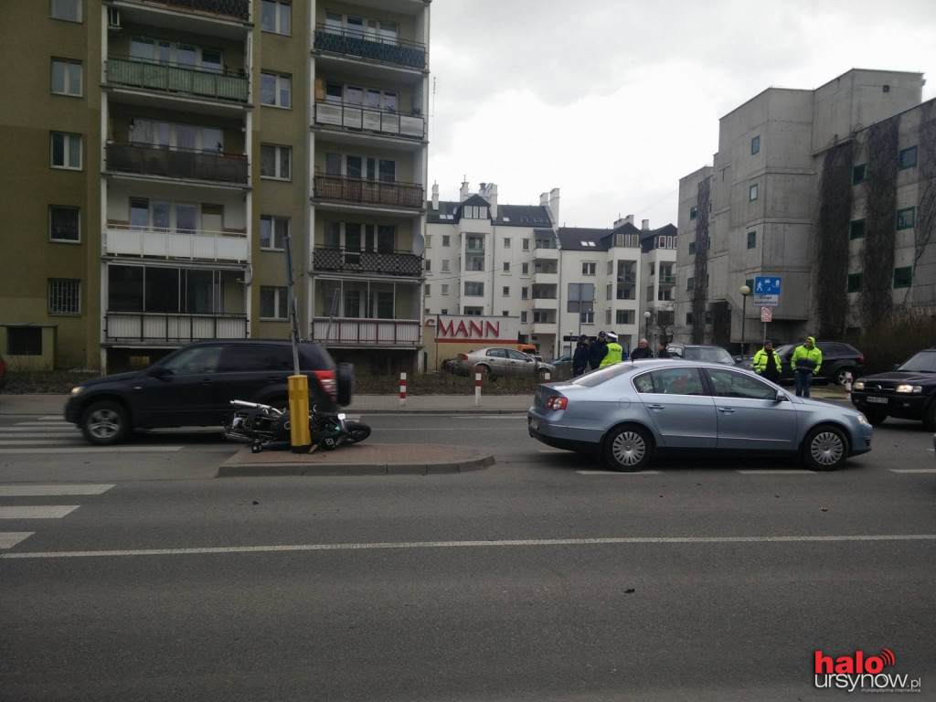 Kolizja na Herbsta. Motocykl wylądował na słupie FOTO