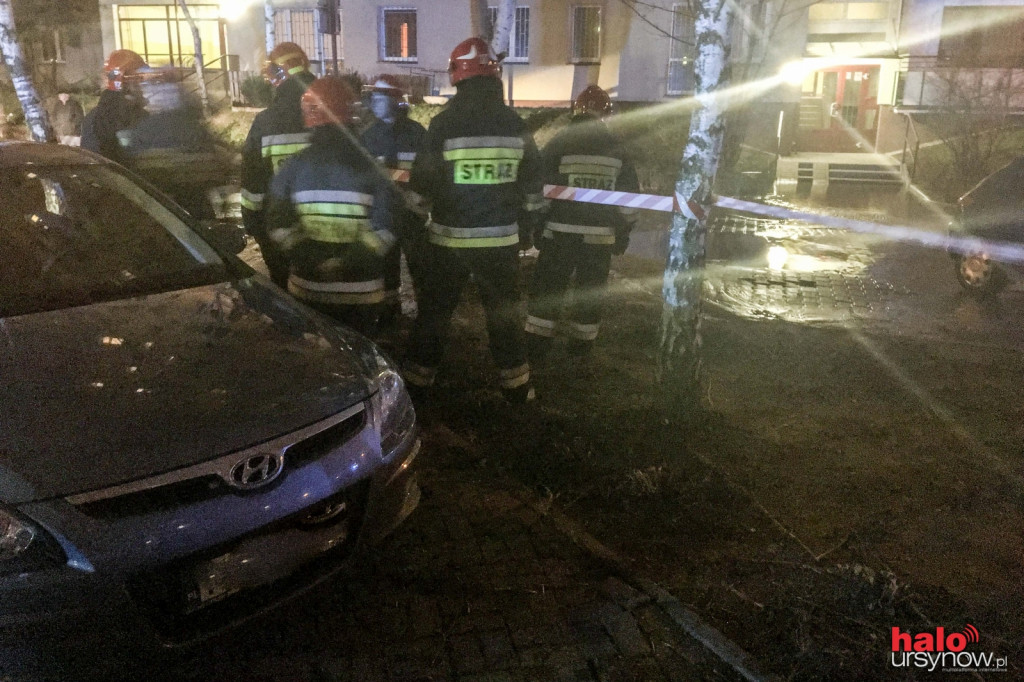 Awaria na Stokłosach. Auto zapadło się, woda leje się ulicą FOTO