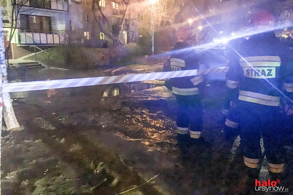 Awaria na Stokłosach. Auto zapadło się, woda leje się ulicą FOTO