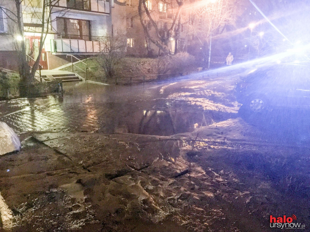 Awaria na Stokłosach. Auto zapadło się, woda leje się ulicą FOTO