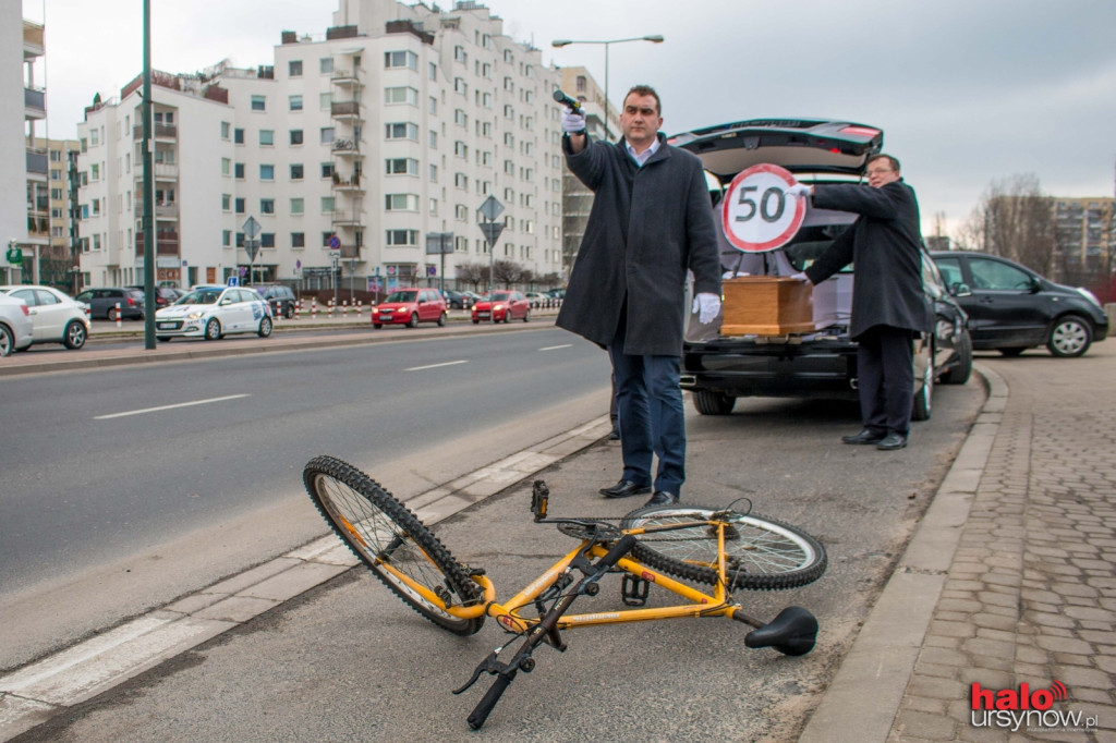Trumną i karawanem przekonywali do zdjęcia nogi z gazu