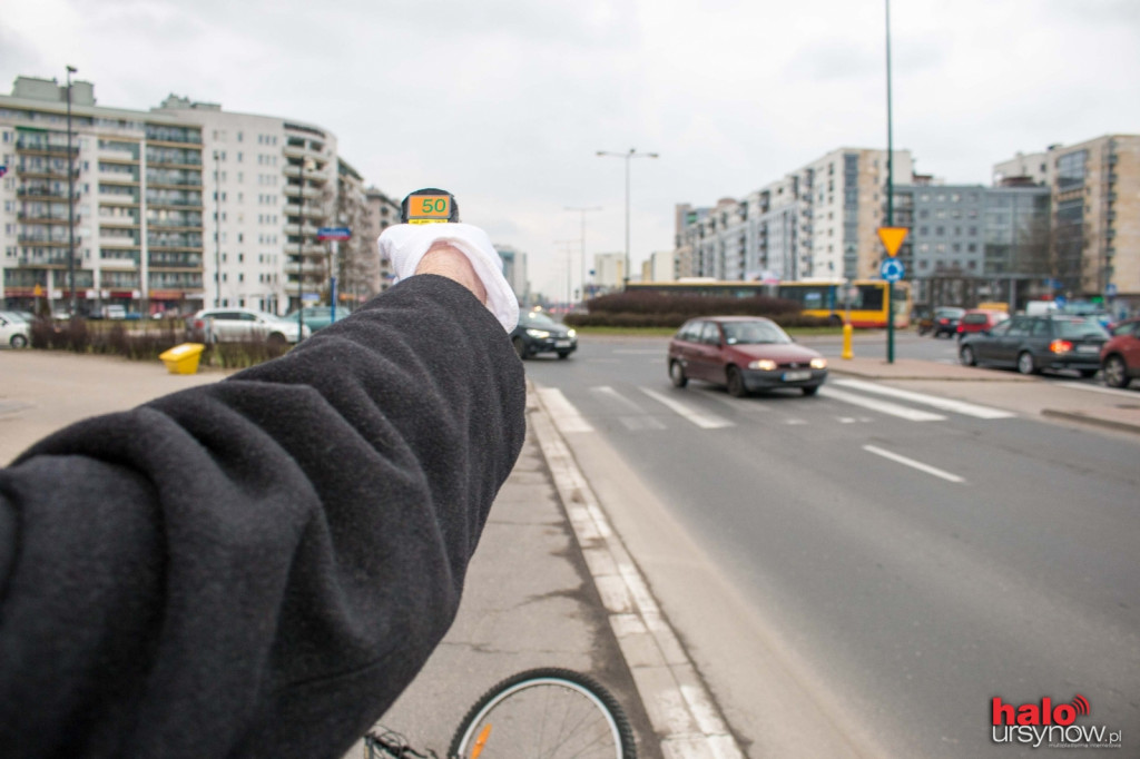 Trumną i karawanem przekonywali do zdjęcia nogi z gazu