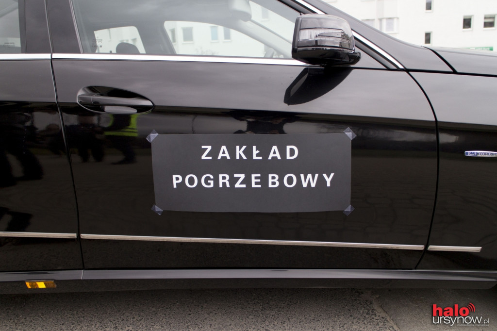 Trumną i karawanem przekonywali do zdjęcia nogi z gazu