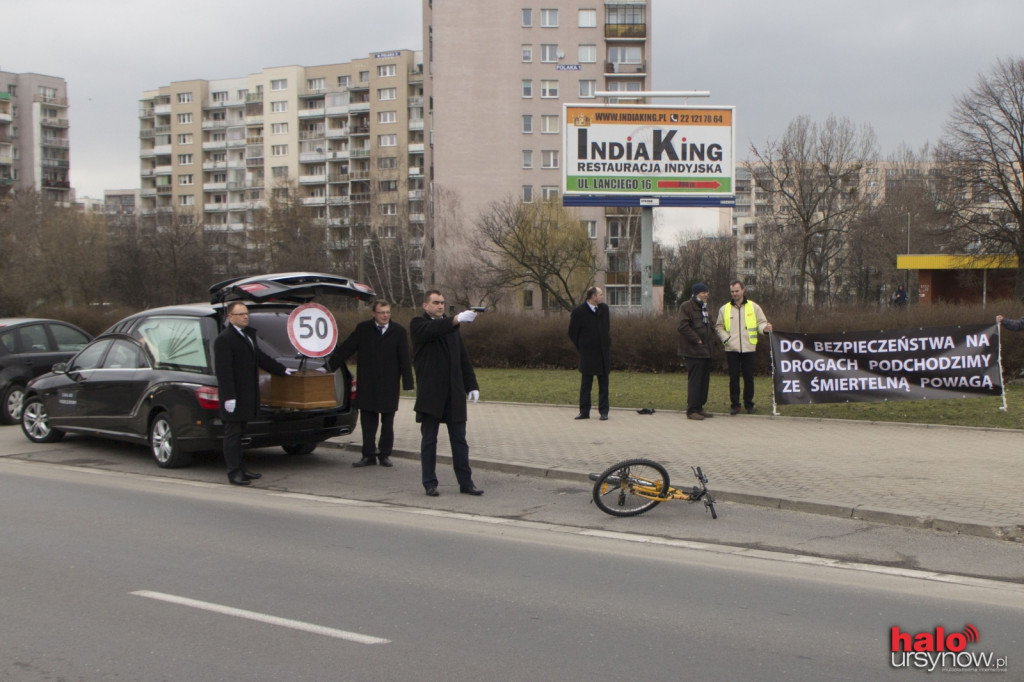 Trumną i karawanem przekonywali do zdjęcia nogi z gazu