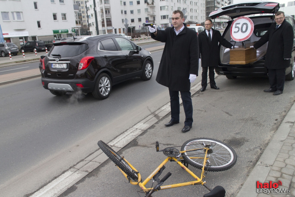 Trumną i karawanem przekonywali do zdjęcia nogi z gazu