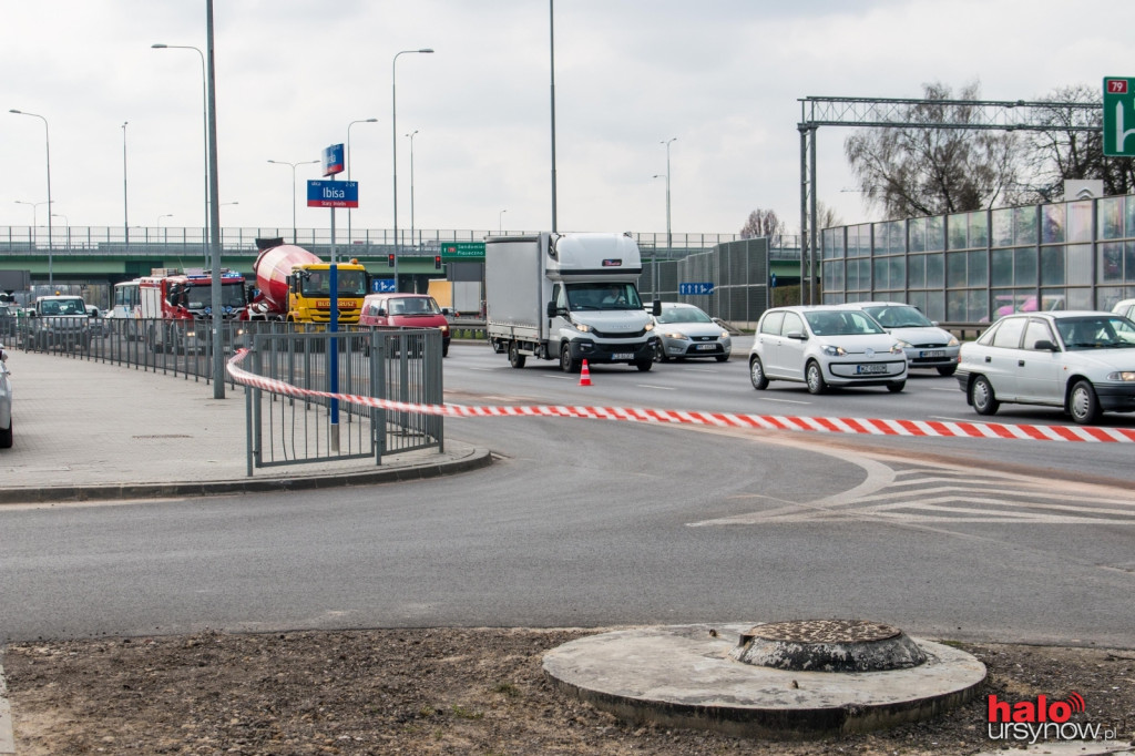 Plama ropy na Puławskiej. TIR zahaczył o krawężnik i przebił bak FOTO