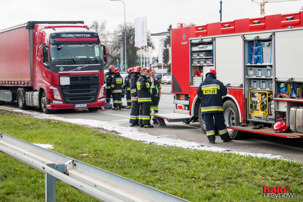 Plama ropy na Puławskiej. TIR zahaczył o krawężnik i przebił bak FOTO