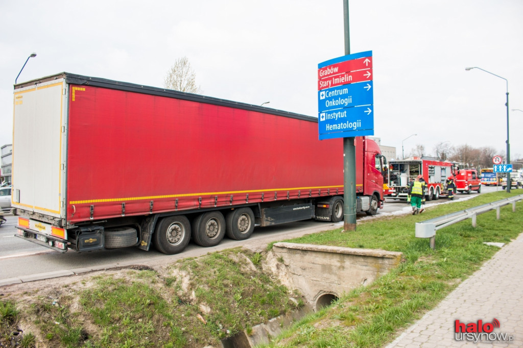 Plama ropy na Puławskiej. TIR zahaczył o krawężnik i przebił bak FOTO