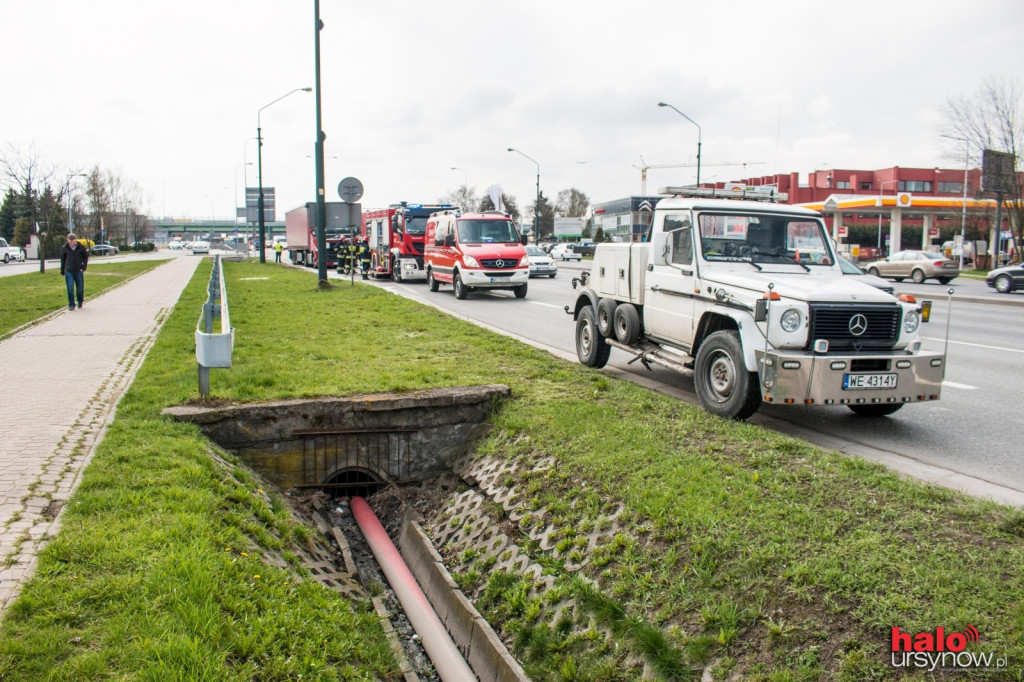 Plama ropy na Puławskiej. TIR zahaczył o krawężnik i przebił bak FOTO