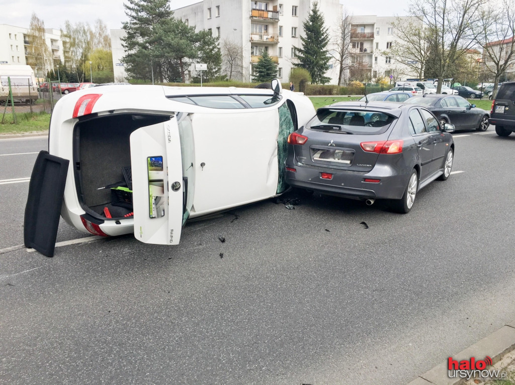 Wypadek na Stryjeńskich. Skoda przewróciła się na bok FOTO