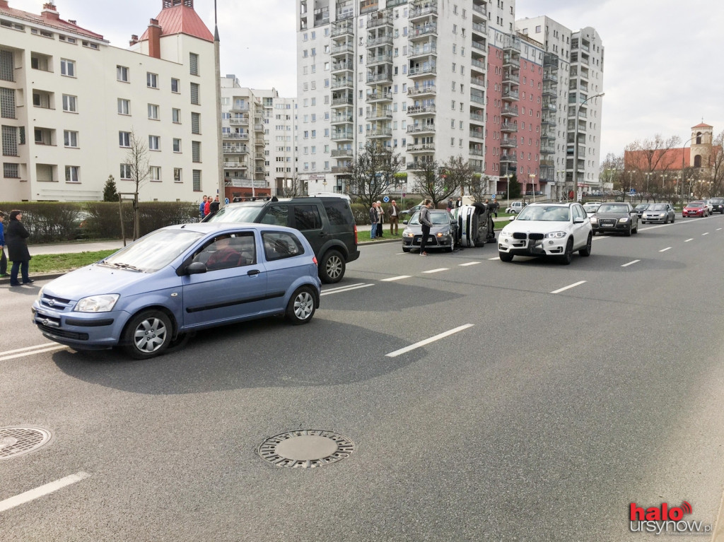 Wypadek na Stryjeńskich. Skoda przewróciła się na bok FOTO