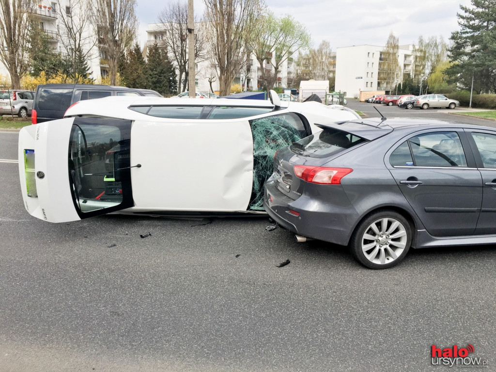 Wypadek na Stryjeńskich. Skoda przewróciła się na bok FOTO
