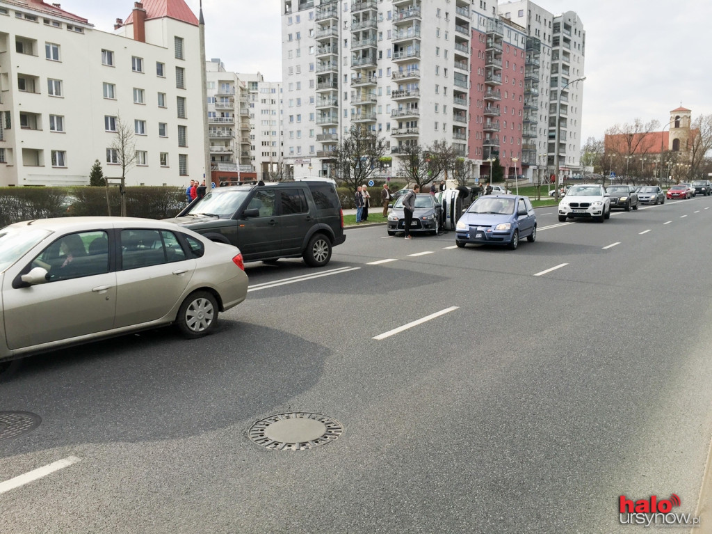 Wypadek na Stryjeńskich. Skoda przewróciła się na bok FOTO