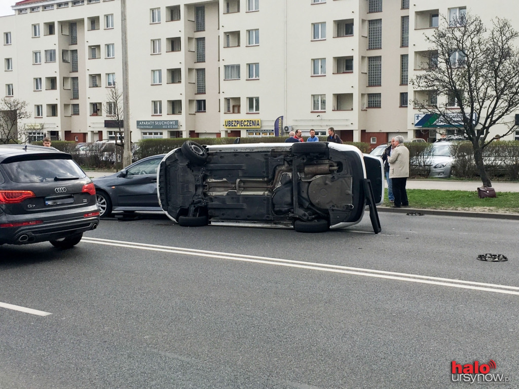 Wypadek na Stryjeńskich. Skoda przewróciła się na bok FOTO