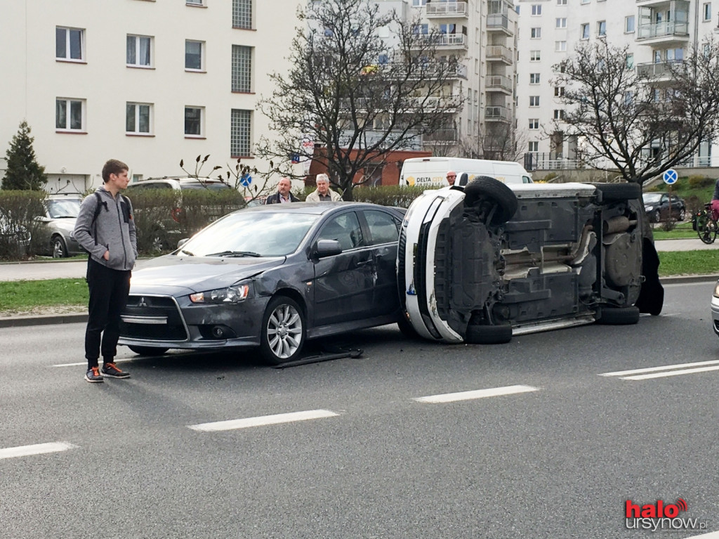 Wypadek na Stryjeńskich. Skoda przewróciła się na bok FOTO