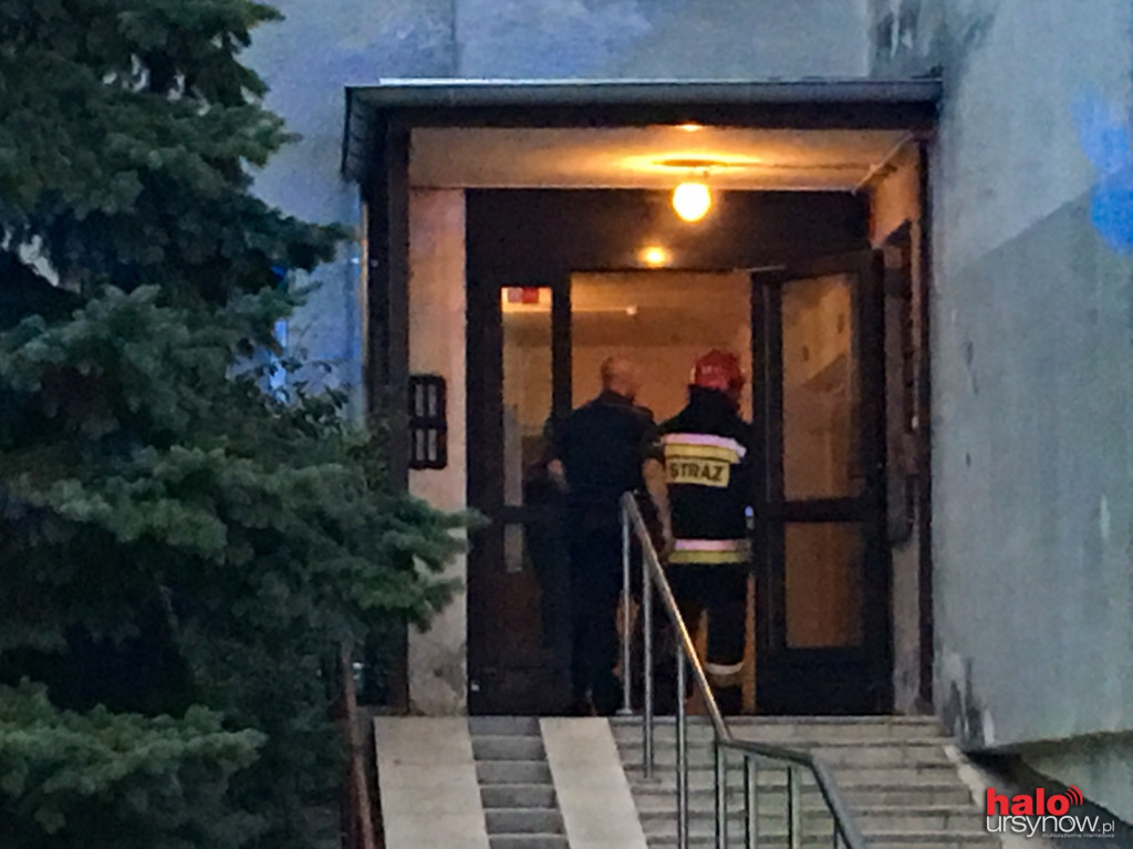 NA UBOCZU: żrąca substancja na klatce? Strażacy 