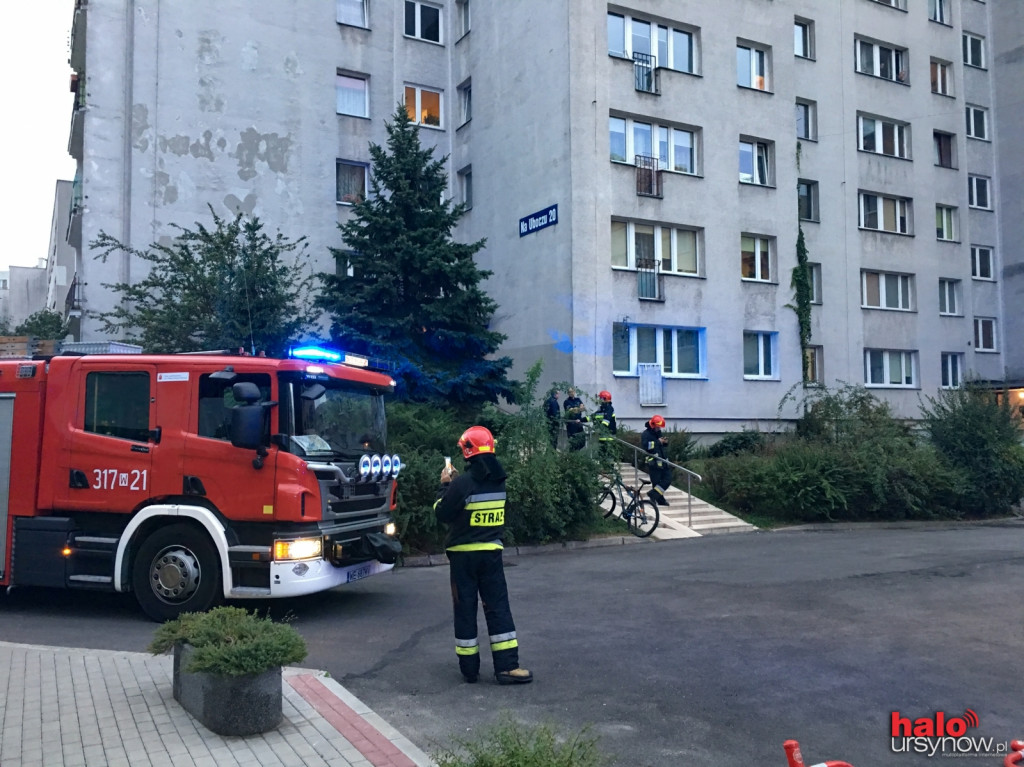 NA UBOCZU: żrąca substancja na klatce? Strażacy 
