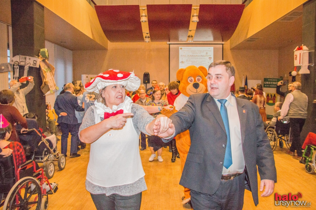 Barwni przebierańcy, muzyka i wyborna zabawa - Bal karnawałowy w ratuszu! FOTO