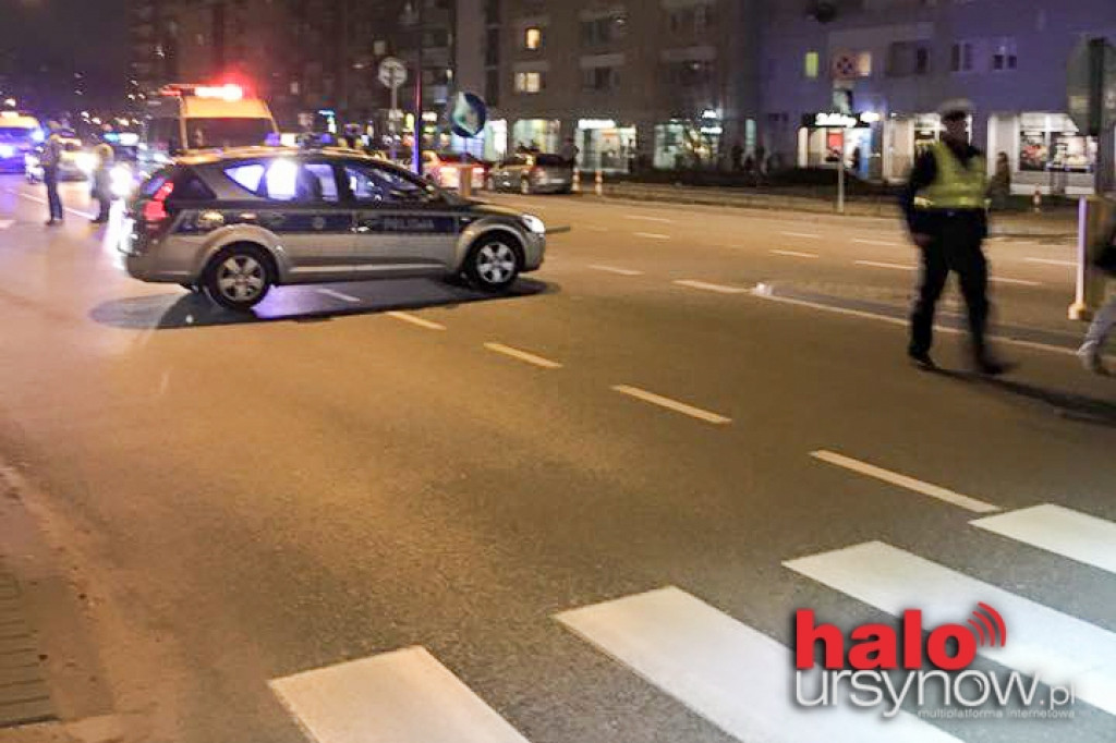 Potrącenie w alei KEN na przejściu dla pieszych. Dwie osoby ranne