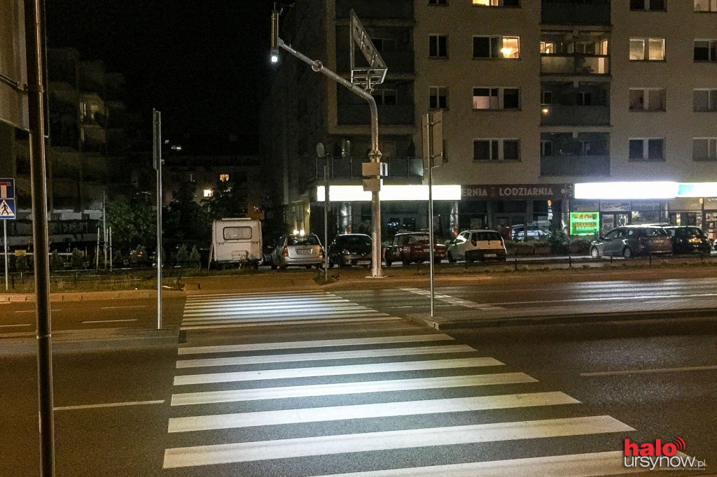 Potrącenie w alei KEN na przejściu dla pieszych. Dwie osoby ranne