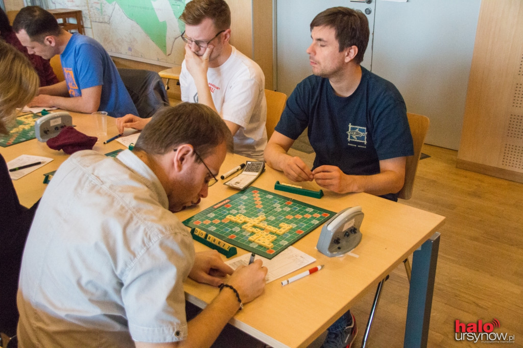 Od słowa do słowa. Ponad stu graczy na turnieju w scrabble. FOTO
