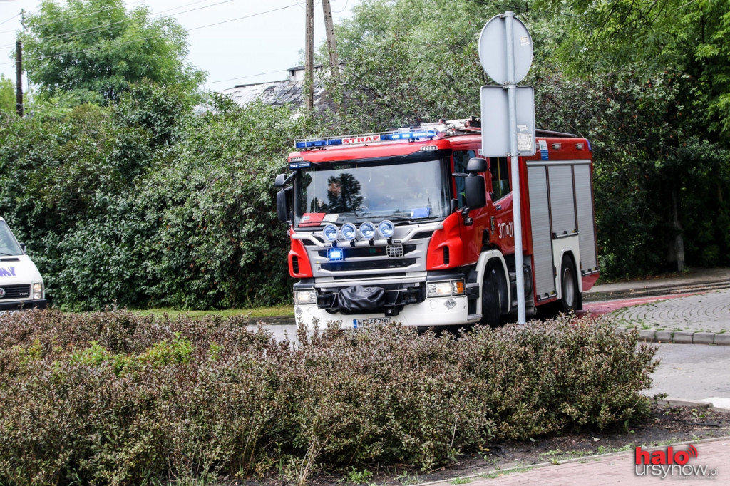 PO BURZY. Na Nowoursynowskiej auto przygniecione drzewem FOTO