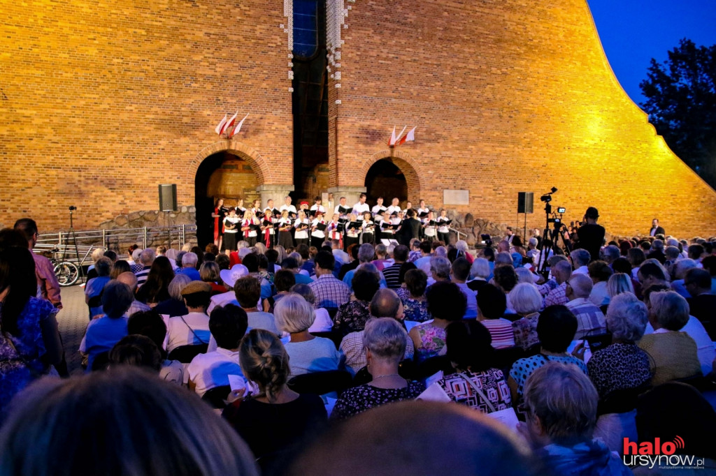 Powstańcze piosenki przy fontannie FOTO