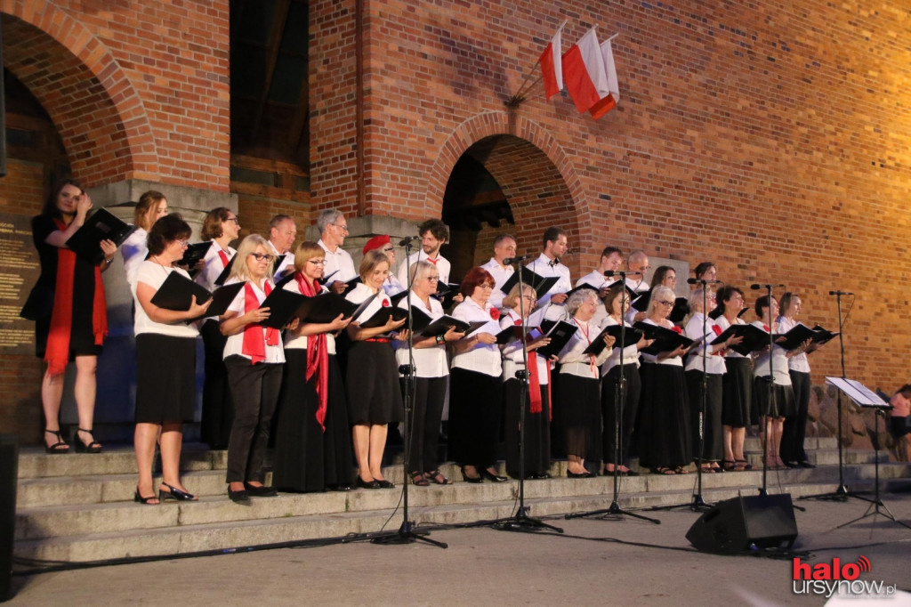 Powstańcze piosenki przy fontannie FOTO