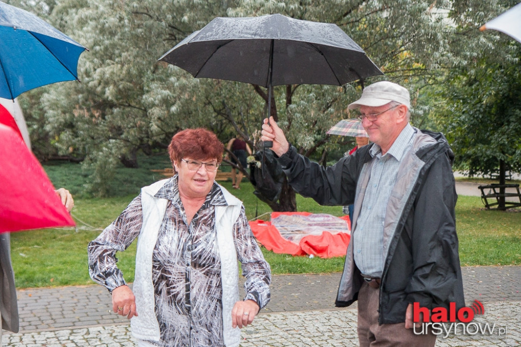 Deszczowa piosenka, czyli potańcówka w ulewie! FOTO