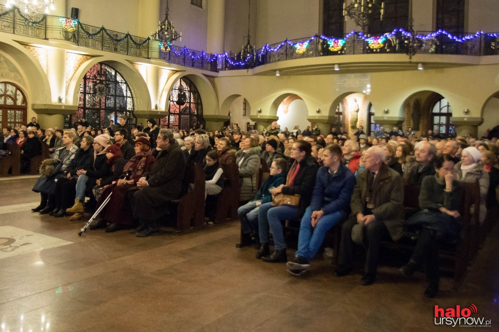 Anielskie chóry śpiewają dla mieszkańców. Ostatni koncert bożonarodzeniowy za nami.