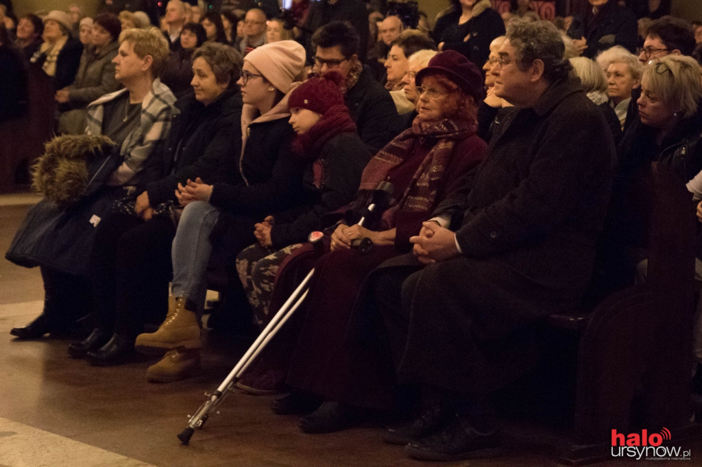 Anielskie chóry śpiewają dla mieszkańców. Ostatni koncert bożonarodzeniowy za nami.