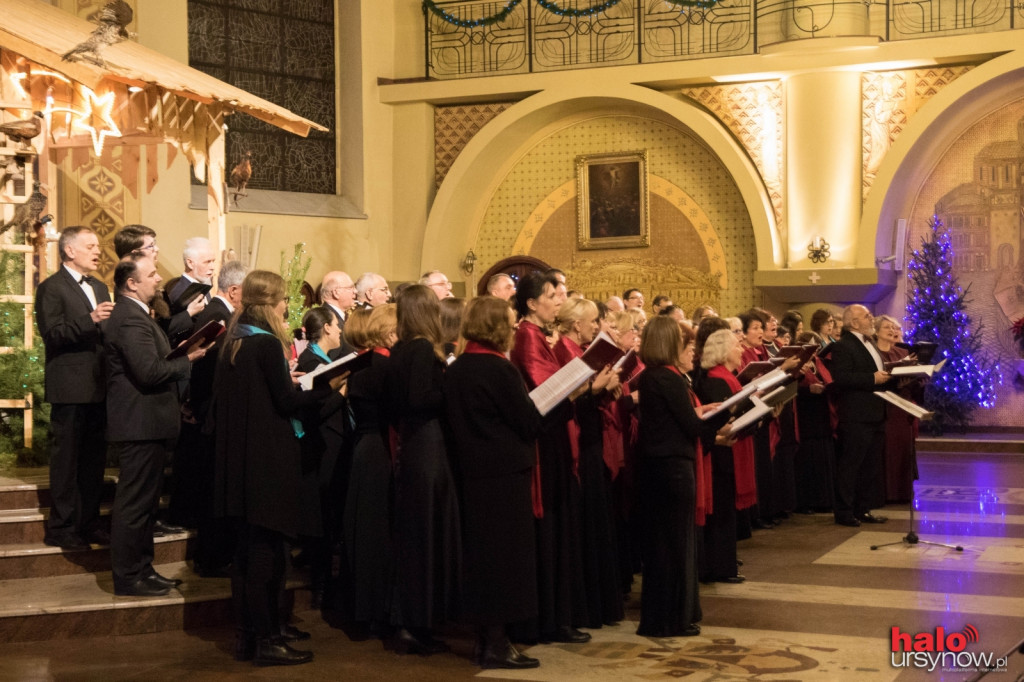 Anielskie chóry śpiewają dla mieszkańców. Ostatni koncert bożonarodzeniowy za nami.