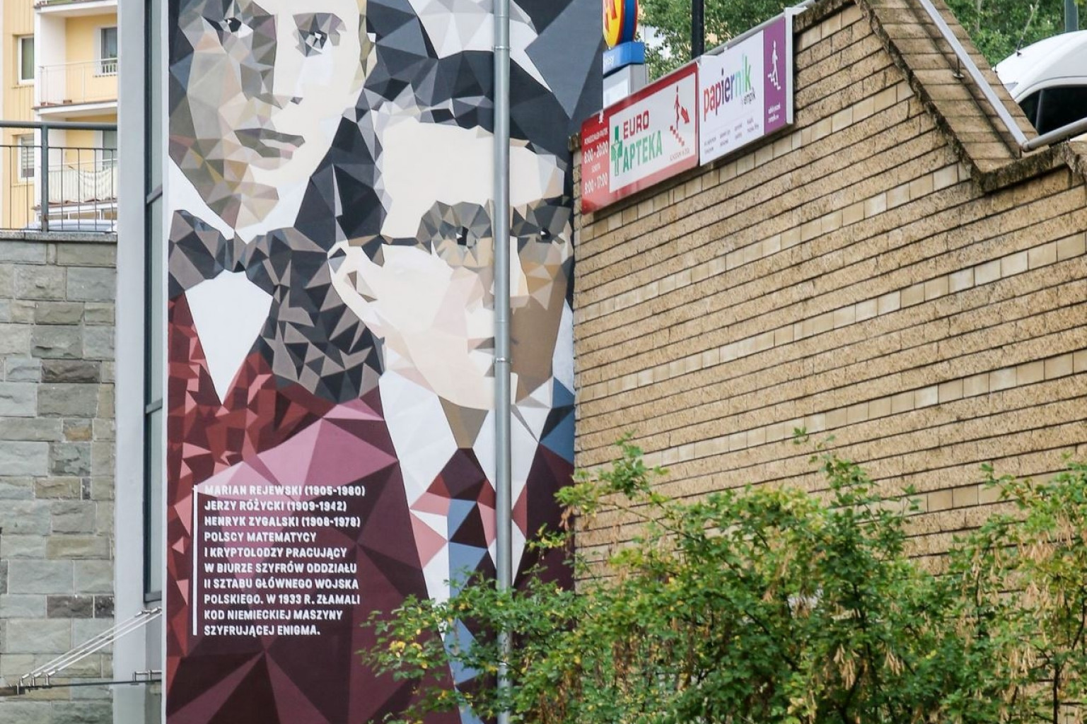 Murale przy stacjach metra już cieszą oko FOTO