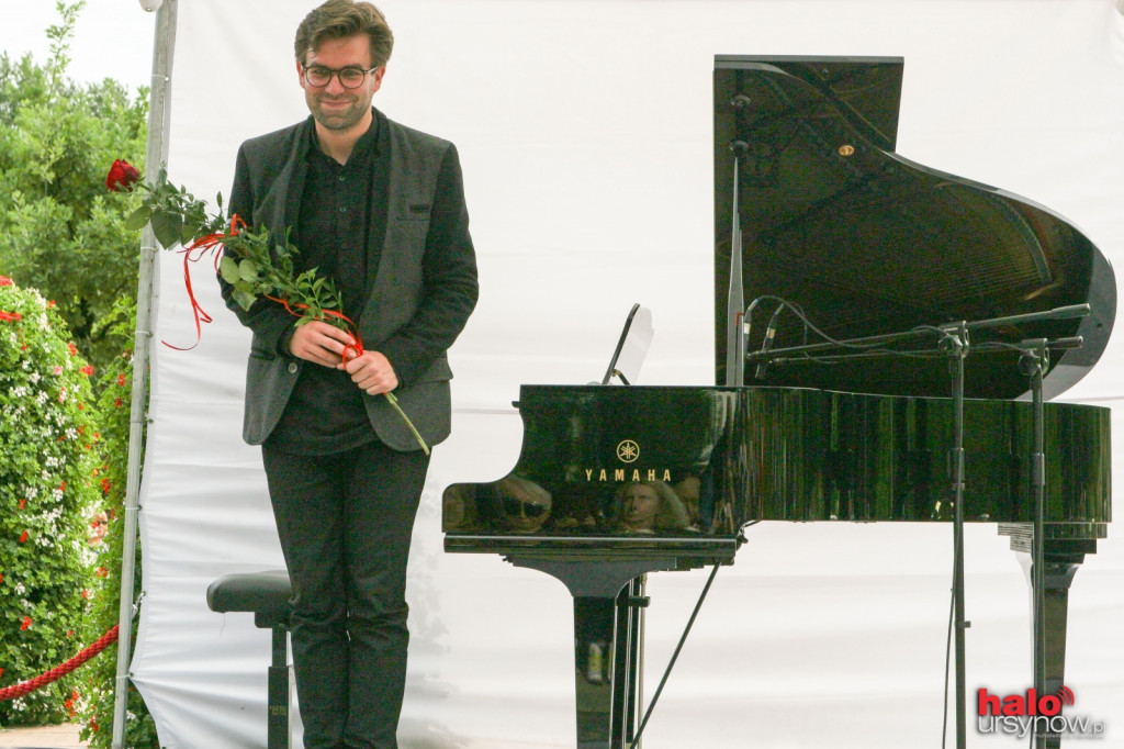 Koncert fortepianowy w parku przy Bażantarni. Słuchacze i pogoda dopisali