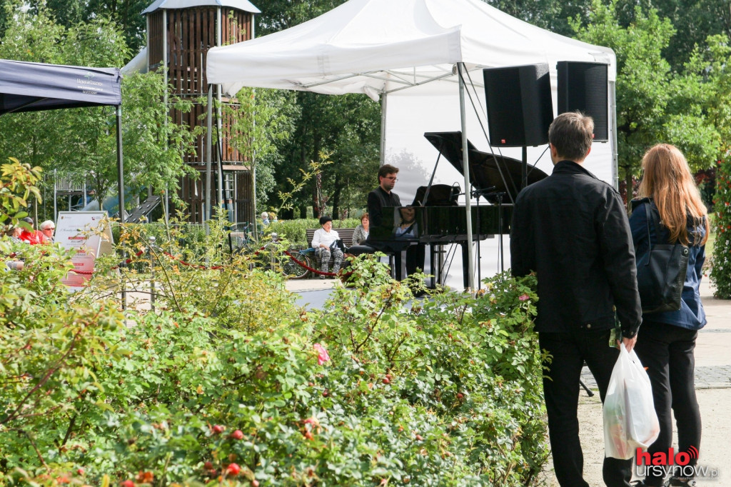 Koncert fortepianowy w parku przy Bażantarni. Słuchacze i pogoda dopisali