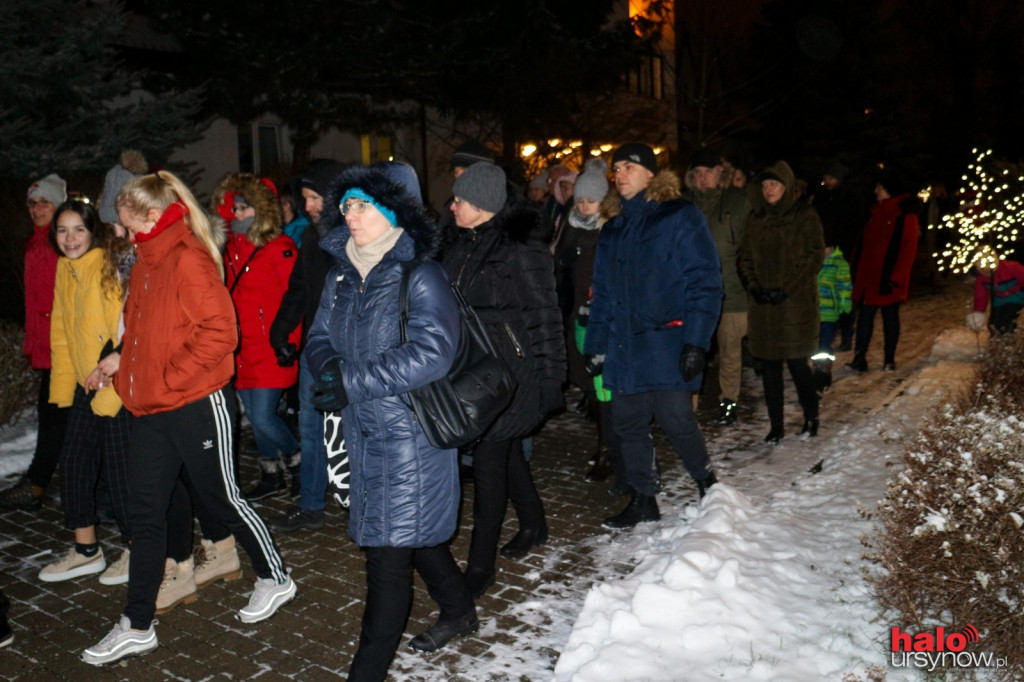 Parada w śnieżnej scenerii. Tłumnie w ogrodzie Hospicjum Onkologicznego. FOTO