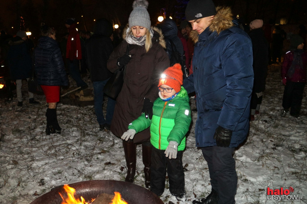 Parada w śnieżnej scenerii. Tłumnie w ogrodzie Hospicjum Onkologicznego. FOTO