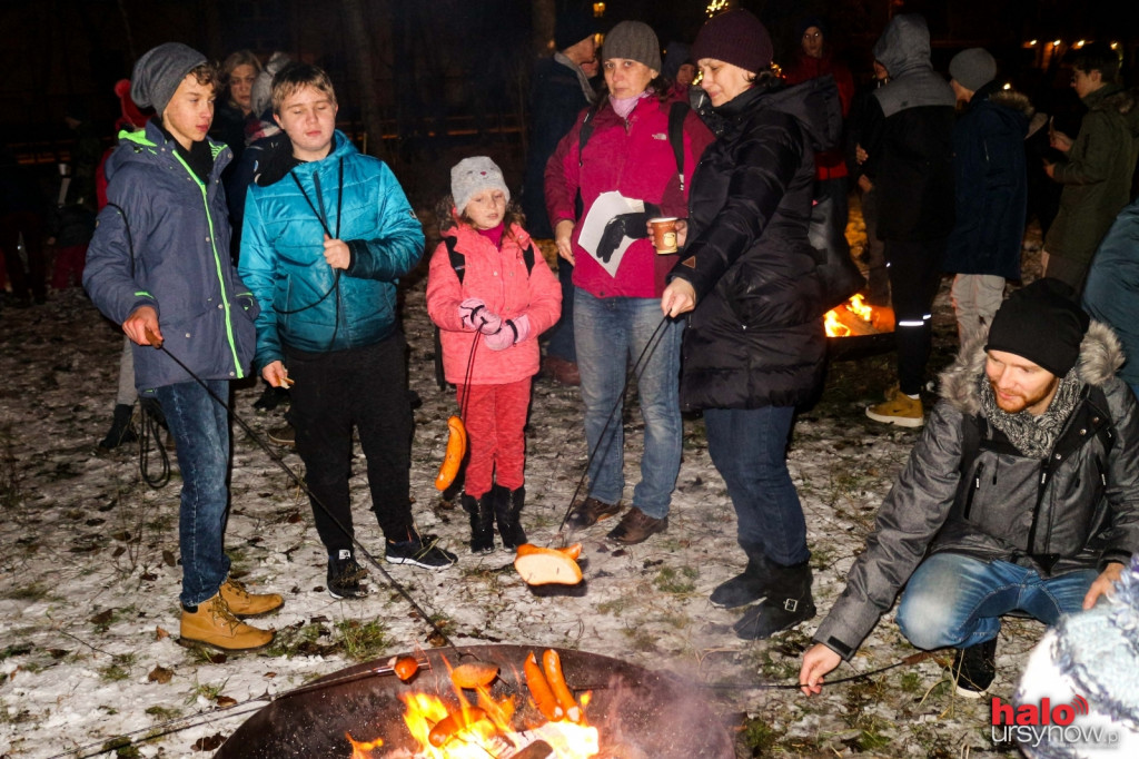 Parada w śnieżnej scenerii. Tłumnie w ogrodzie Hospicjum Onkologicznego. FOTO