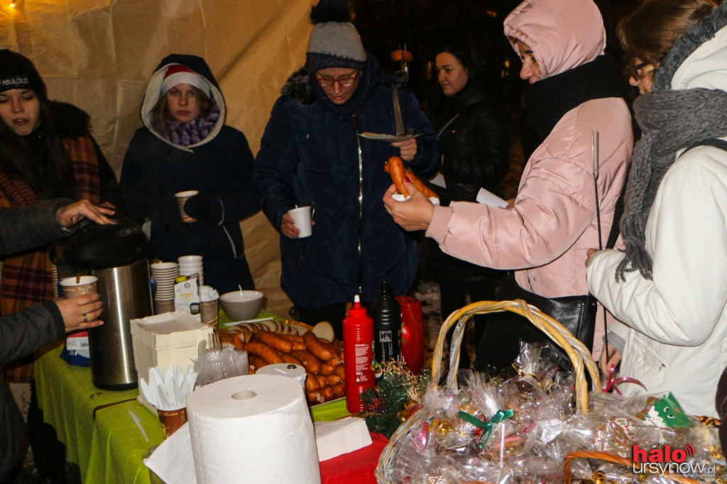 Parada w śnieżnej scenerii. Tłumnie w ogrodzie Hospicjum Onkologicznego. FOTO