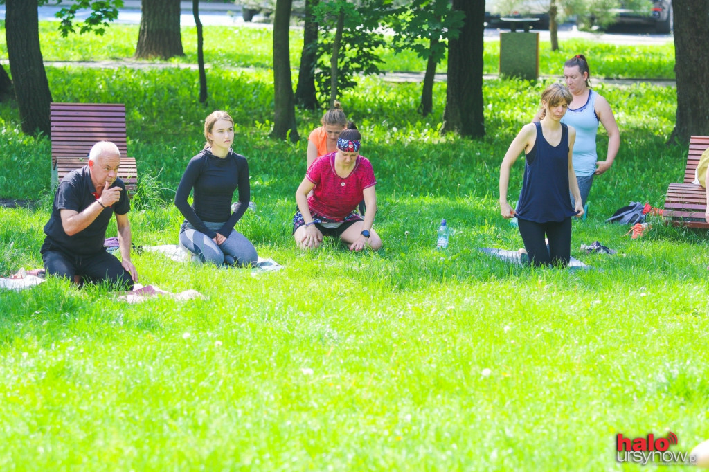 Joga na trawie