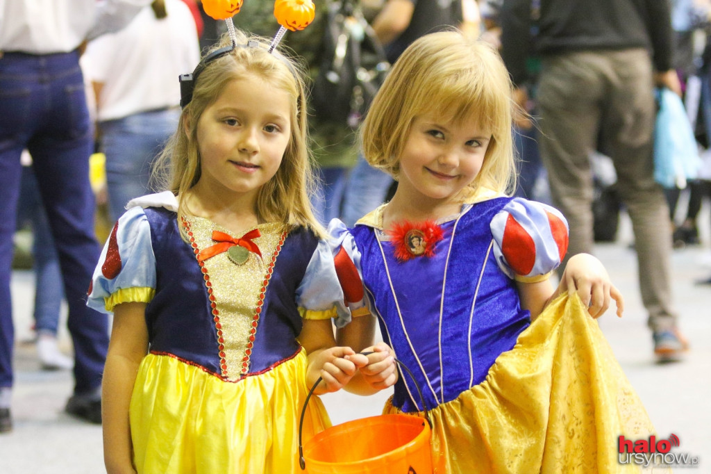 Impreza Halloween. Wampiry i wiedźmy dłubią w dyniach! FOTO